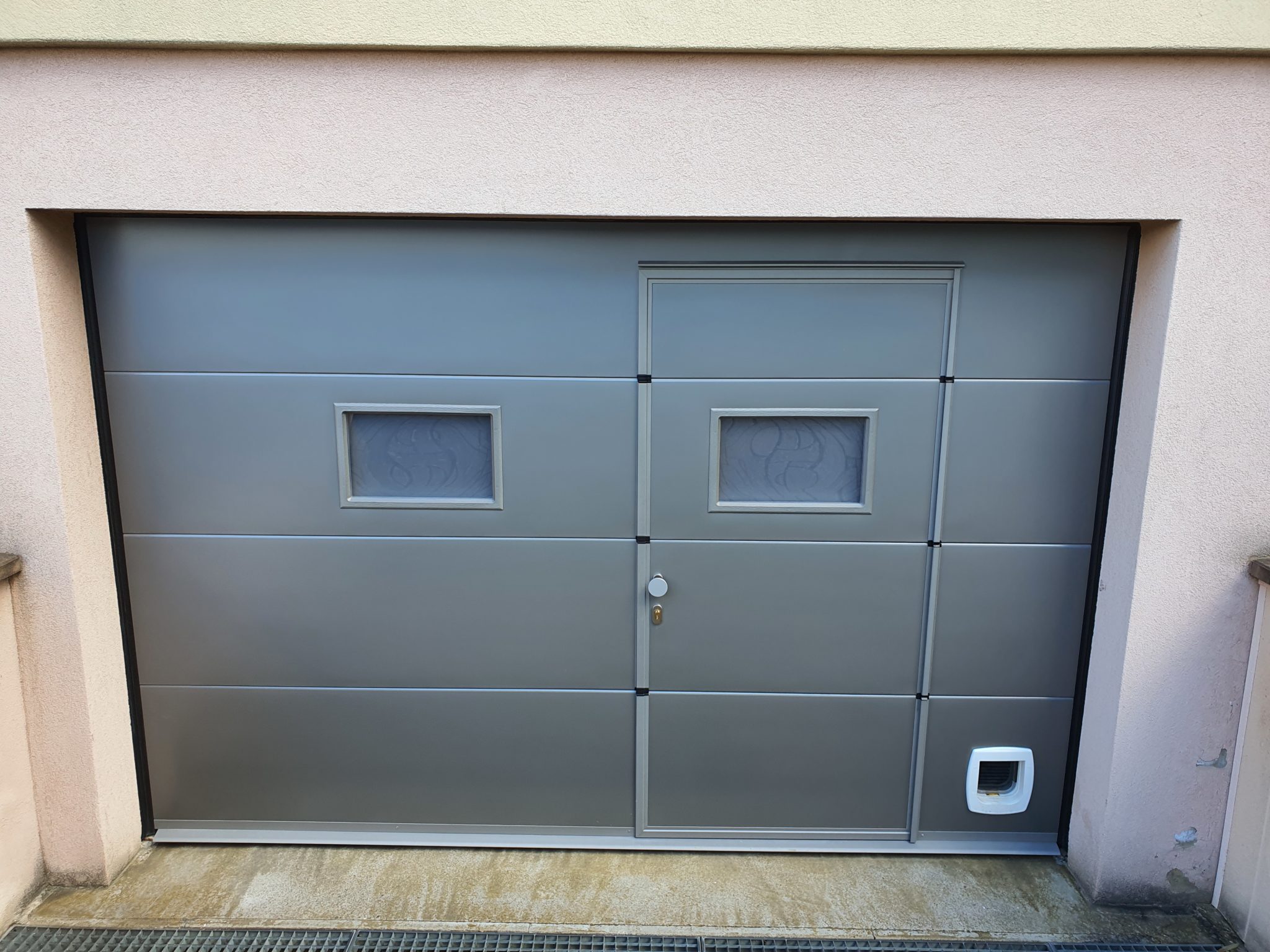 Porte de garage grise avec inserts vitrés design