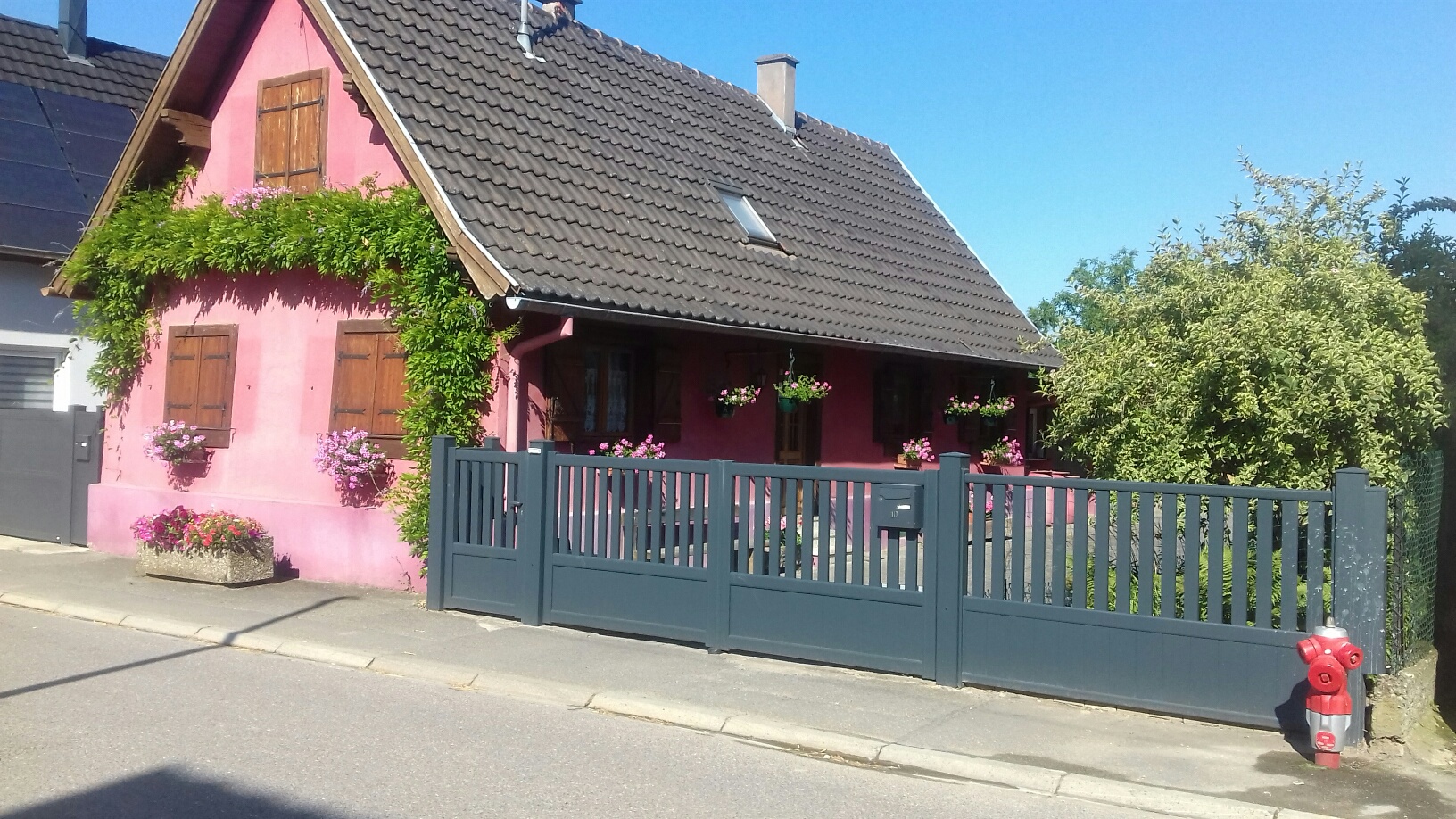 Installation harmonisée comprenant un portail, un portillon et une clôture en aluminium avec soubassement plein et barreaudage vertical ajouré à Schaeffersheim.