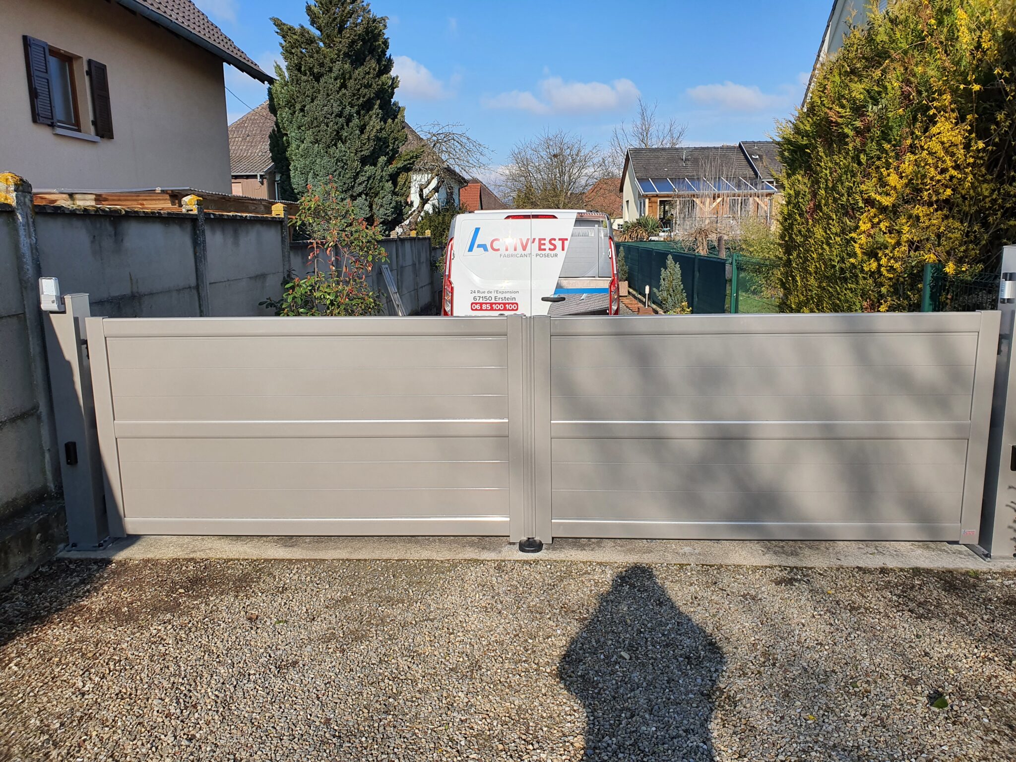 Installation d'un portail plein en aluminium à deux battants gris anthracite pour une intimité totale à Gerstheim, proche d'Erstein.