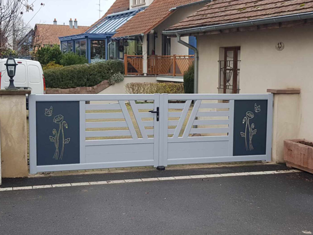 Portail en aluminium bicolore blanc et gris foncé avec décorations en découpe laser motifs fleurs et barreaudage horizontal design.