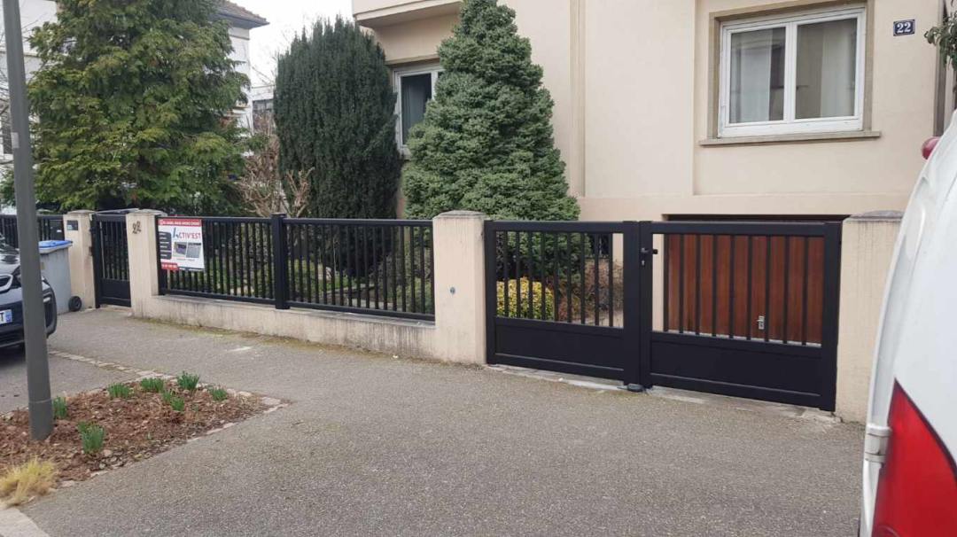Installation complète d'un portail, portillon et clôture en aluminium noir avec lames en tubes verticaux ajourés pour un design élégant et sécurisé.
