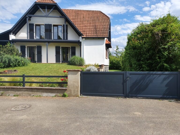 Portail alu gris anthracite design moderne Alsace