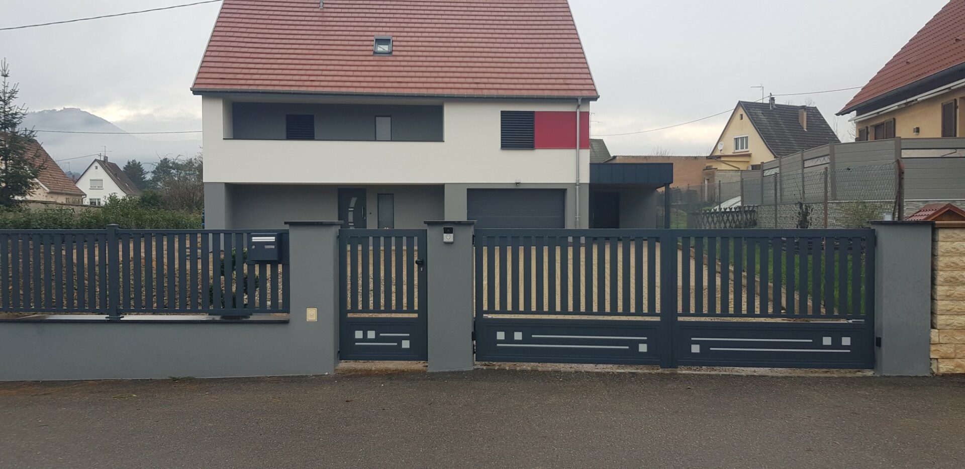 Ensemble complet portail 2 battants motorisé, portillon et clôture assortis avec gravure laser personnalisée sur soubassement à Huttenheim.