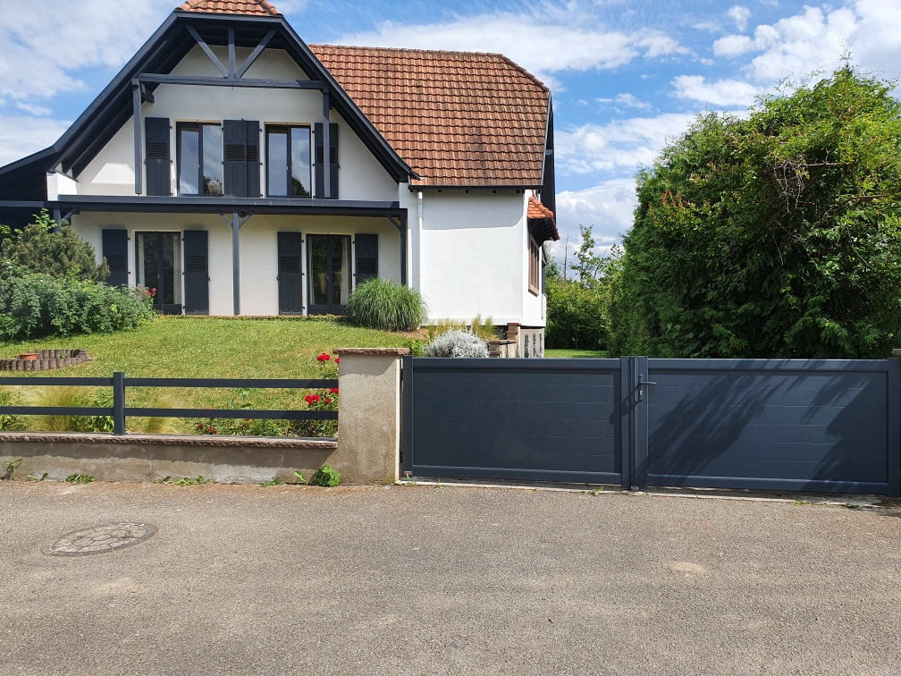 Entrée de propriété sécurisée avec portail battant électrique et clôture assorti à Wittisheim.