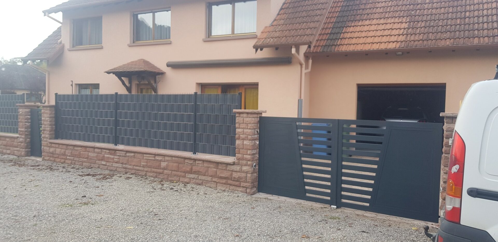 Solution brise-vue complète : portail battant électrique coordonné à une clôture grillagée occultante à Uttenheim.