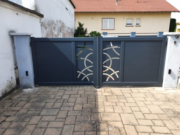 Portail double battant plein en aluminium avec motorisation et bandeau décoratif en découpe laser à Hilsenheim.
