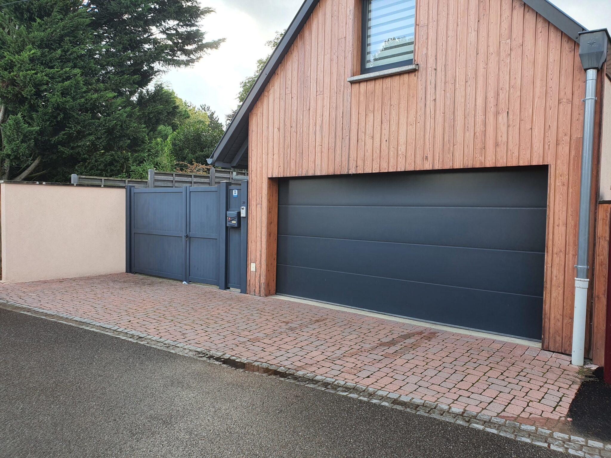 Porte de garage sectionnelle noire assortie à Geispolsheim