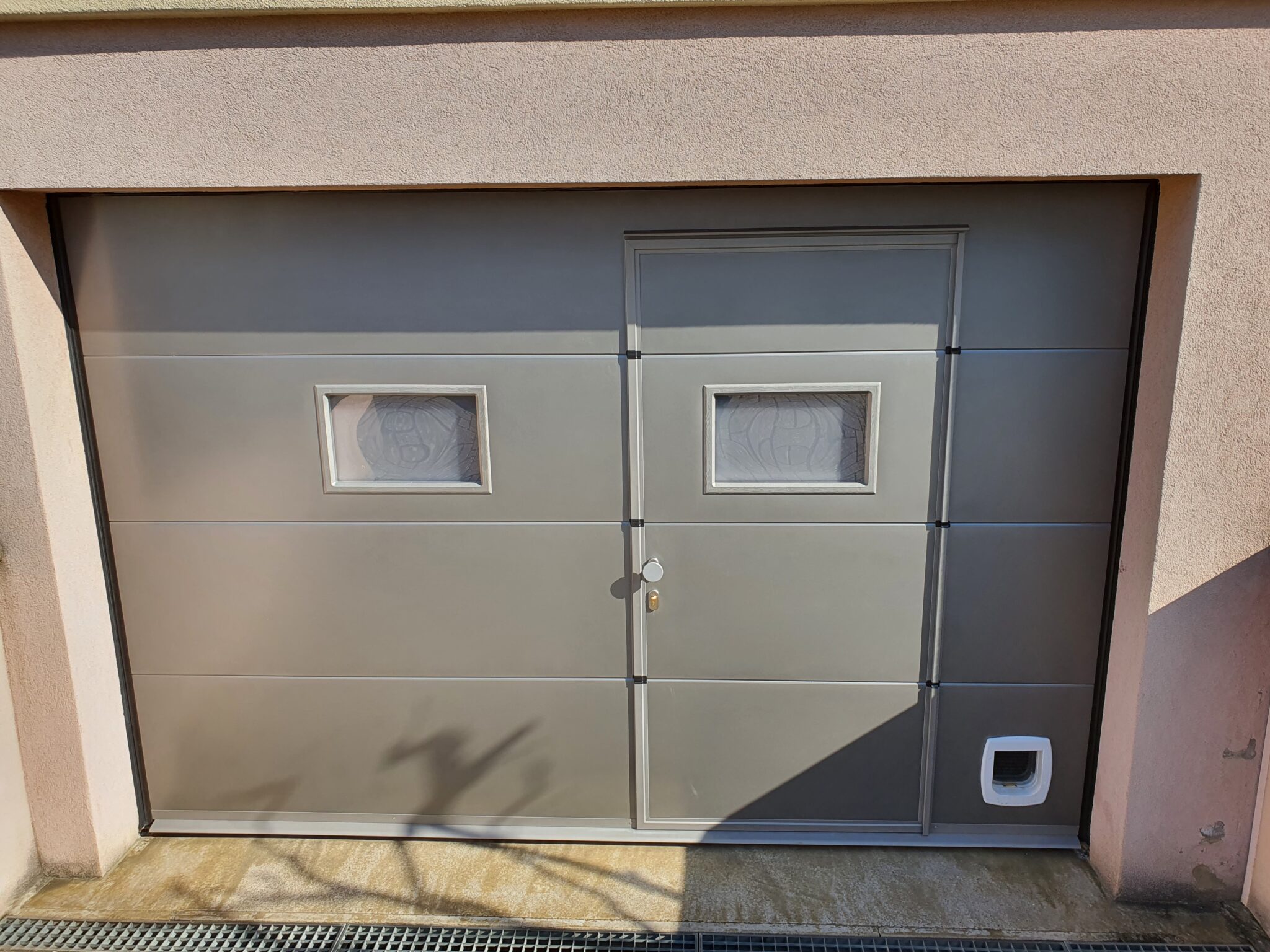 Porte de garage avec portillon et hublots à Sélestat