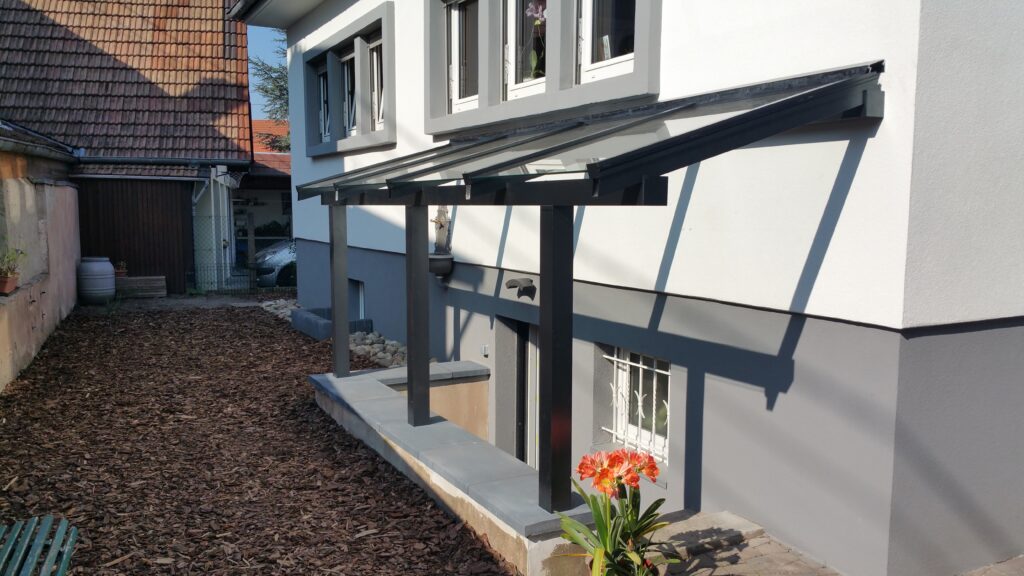 Auvent de porte d'entrée aluminium sur mesure Alsace