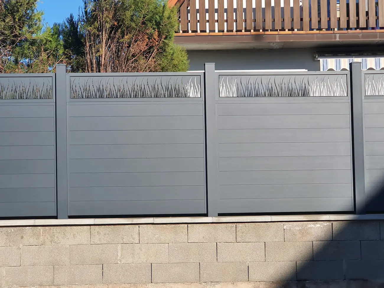 Brise-vue en alu anthracite avec découpe laser au motif herbe, une installation moderne réalisée à Erstein.