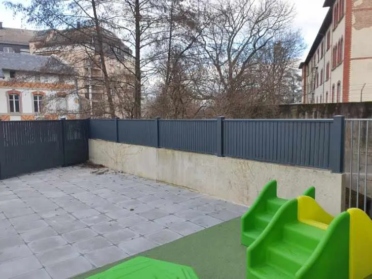 Brise-vue en alu occultant pour garantir l'intimité d'un jardin de ville à Strasbourg.