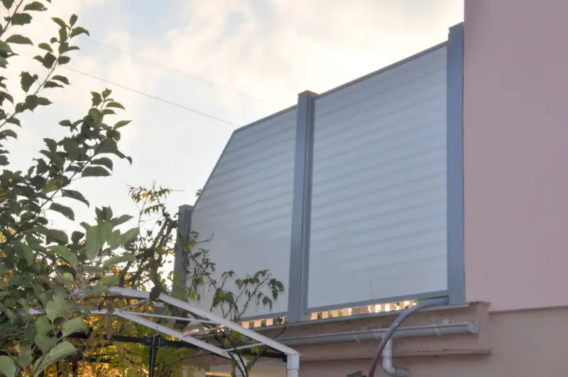 Brise-vue en alu pour la séparation des terrasses en copropriété : vue extérieure d'une réalisation à Erstein