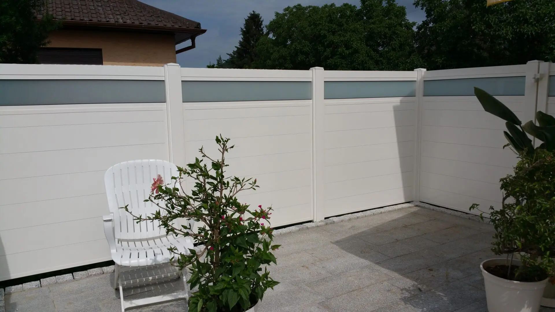 Brise-vue de terrasse en alu avec bandeau en verre dépoli opaque pour préserver l'intimité à Osthouse