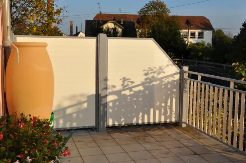 Brise-vue séparatif de terrasse en alu anthracite pour une copropriété à Erstein.