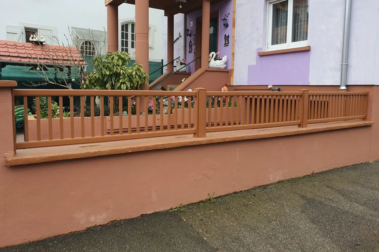 Clôture aluminium aspect bois lames fines horizontales Hindisheim