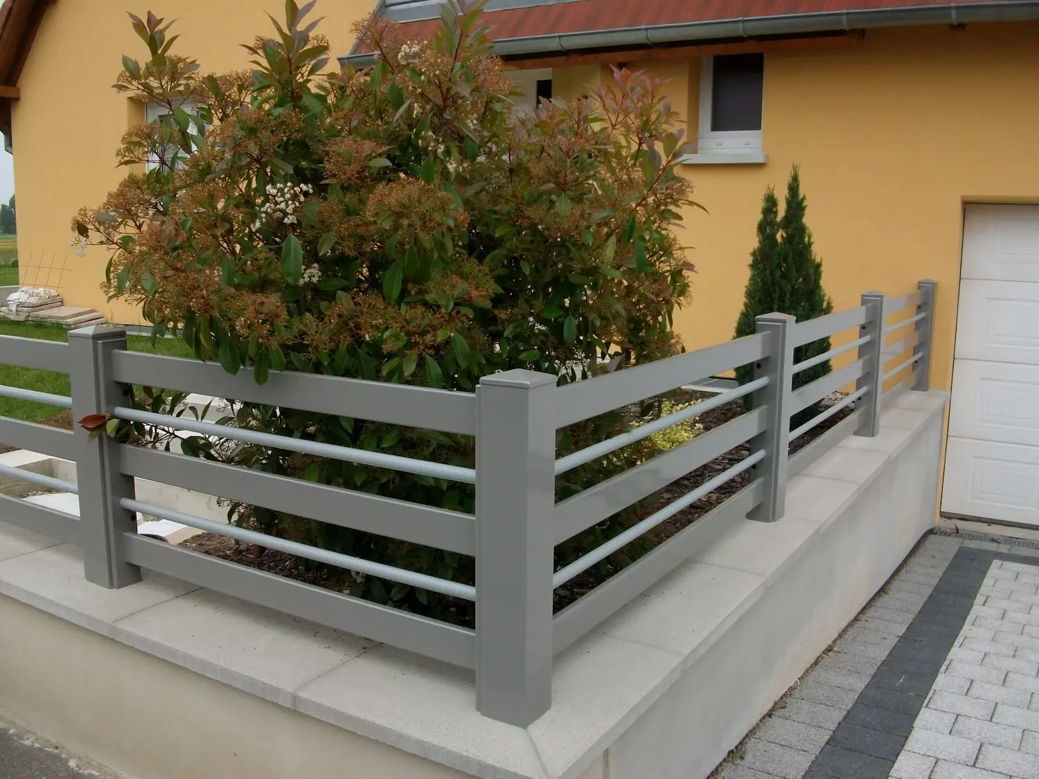 Clôture aluminium bi-ton lames rectangulaires barreaux profil aile d'avion Uttenheim