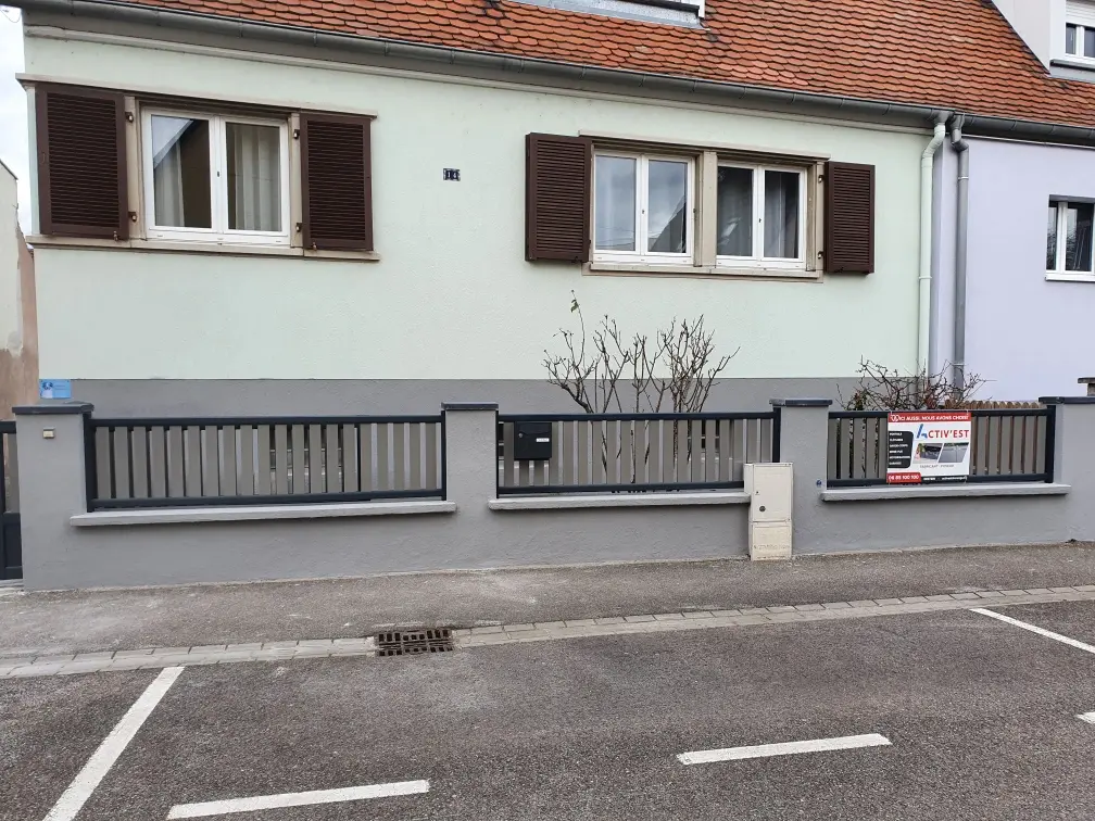 Clôture bicolore aluminium gris anthracite et lames verticales gris clair Sand