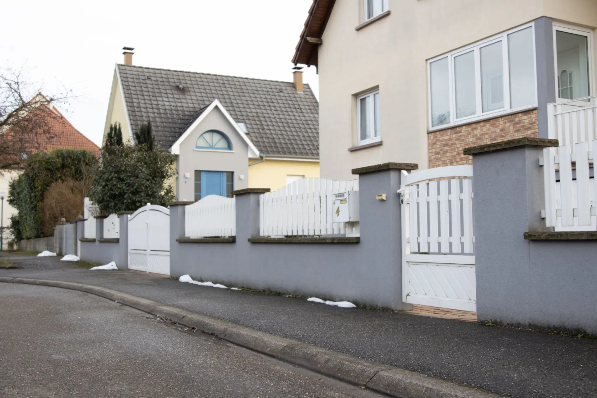 Clôture aluminium blanc forme vague avec boîte aux lettres intégrée Osthouse