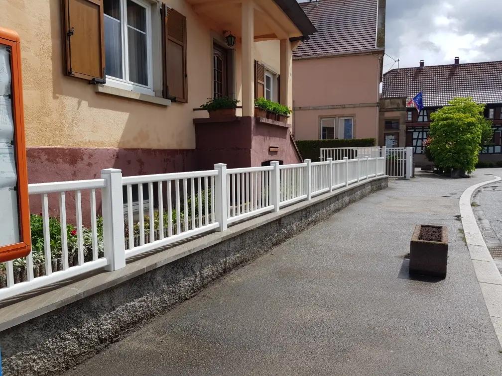 Clôture aluminium blanc lames horizontales semi-ajourées Nordhouse