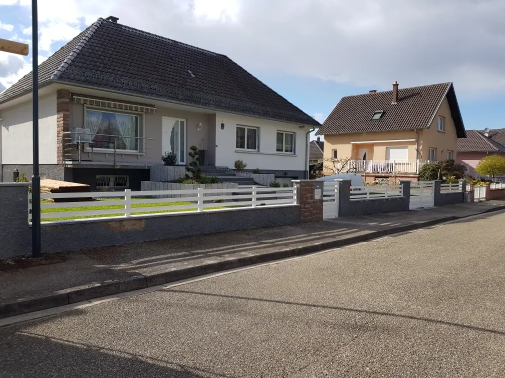 Clôture aluminium blanc lames verticales ajourées Limersheim