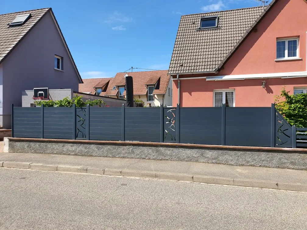 Clôture alu et brise-vue avec découpe laser au motif floral, une installation esthétique personnalisée à Nordhouse.