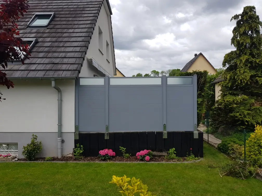 Clôture alu et brise-vue de terrasse avec inserts en verre dépoli, une installation moderne et élégante à Matzenheim.