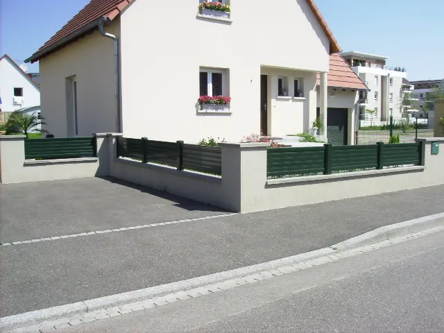 Clôture brise-vue aluminium vert mousse intégration végétale Gerstheim