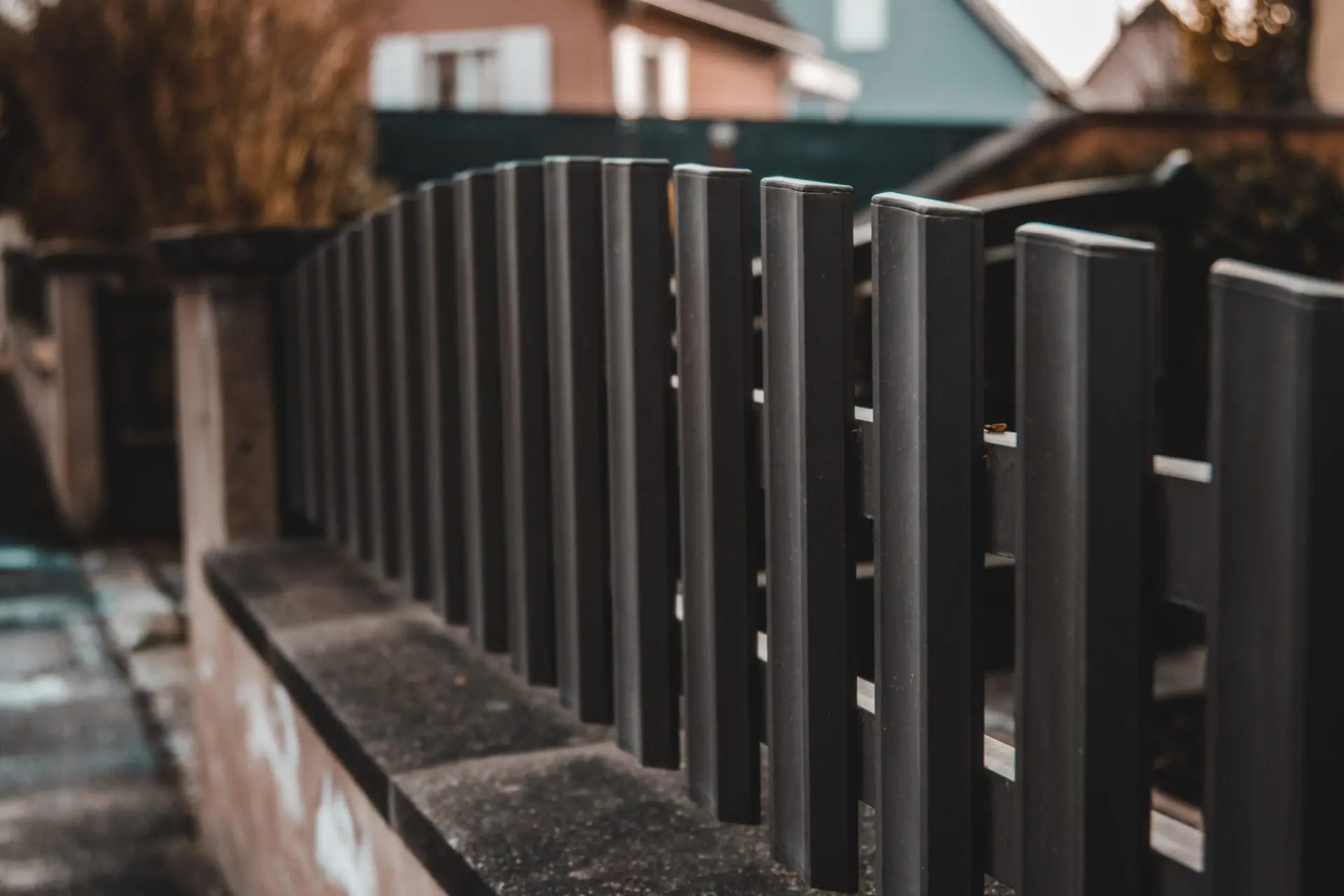 Clôture aluminium chapeau de gendarme sur muret Nordhouse
