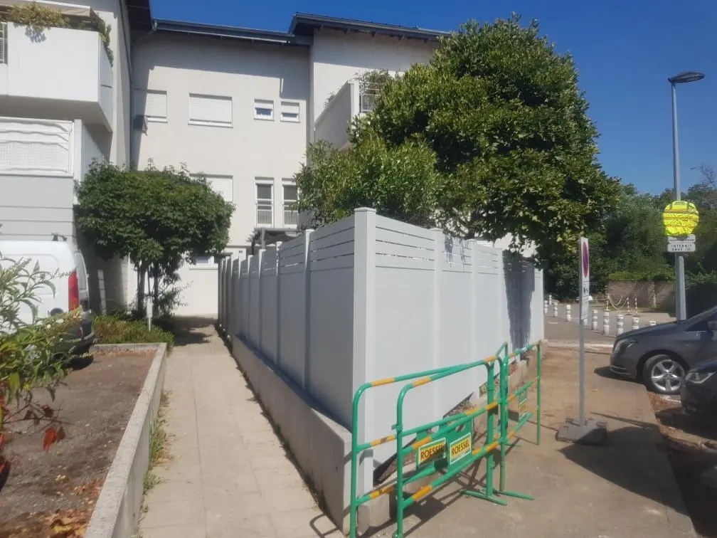 Clôture alu anthracite pour copropriété : délimitation entre le jardin privé et la rue à Strasbourg.