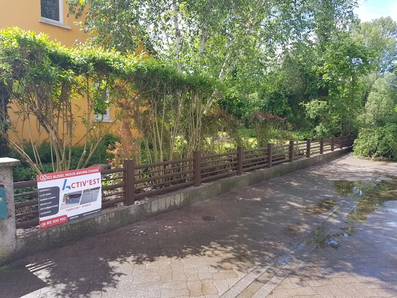 Clôture alu design alterné lames rectangulaires et tubes ronds Westhouse