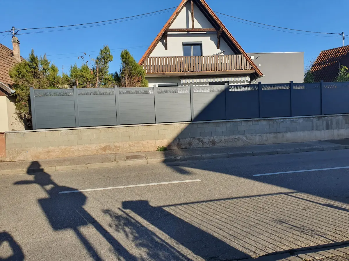 Clôture alu design avec découpe laser au motif herbe : vue d'ensemble d'une installation personnalisée à Nordhouse.