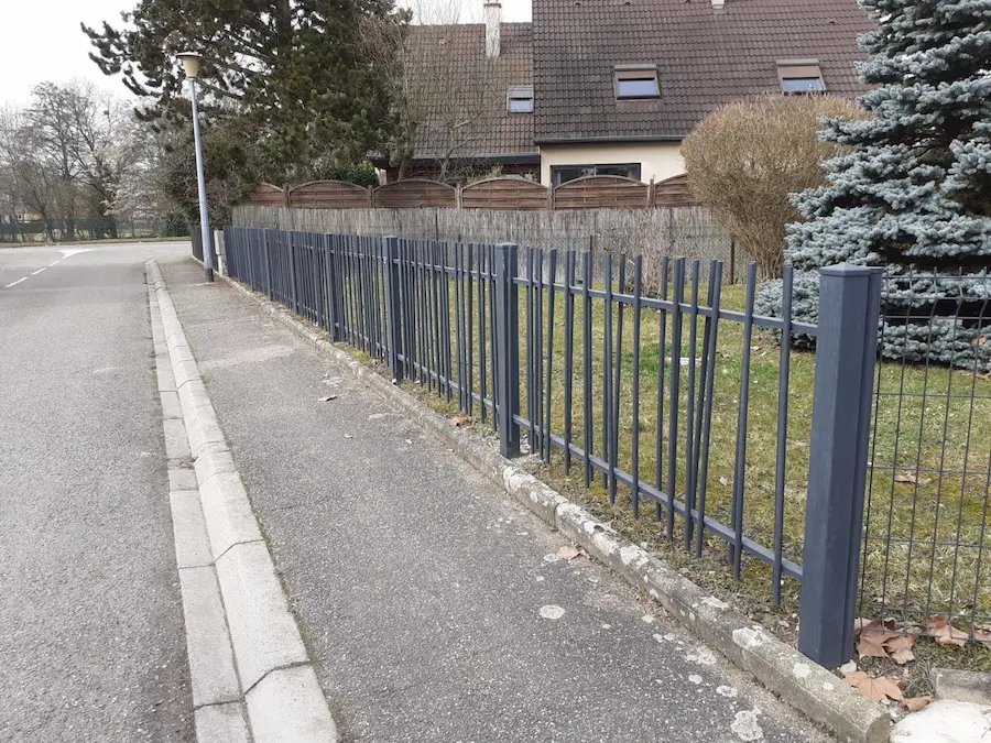 Clôture design aluminium déstructuré style Mikado anthracite Plobsheim