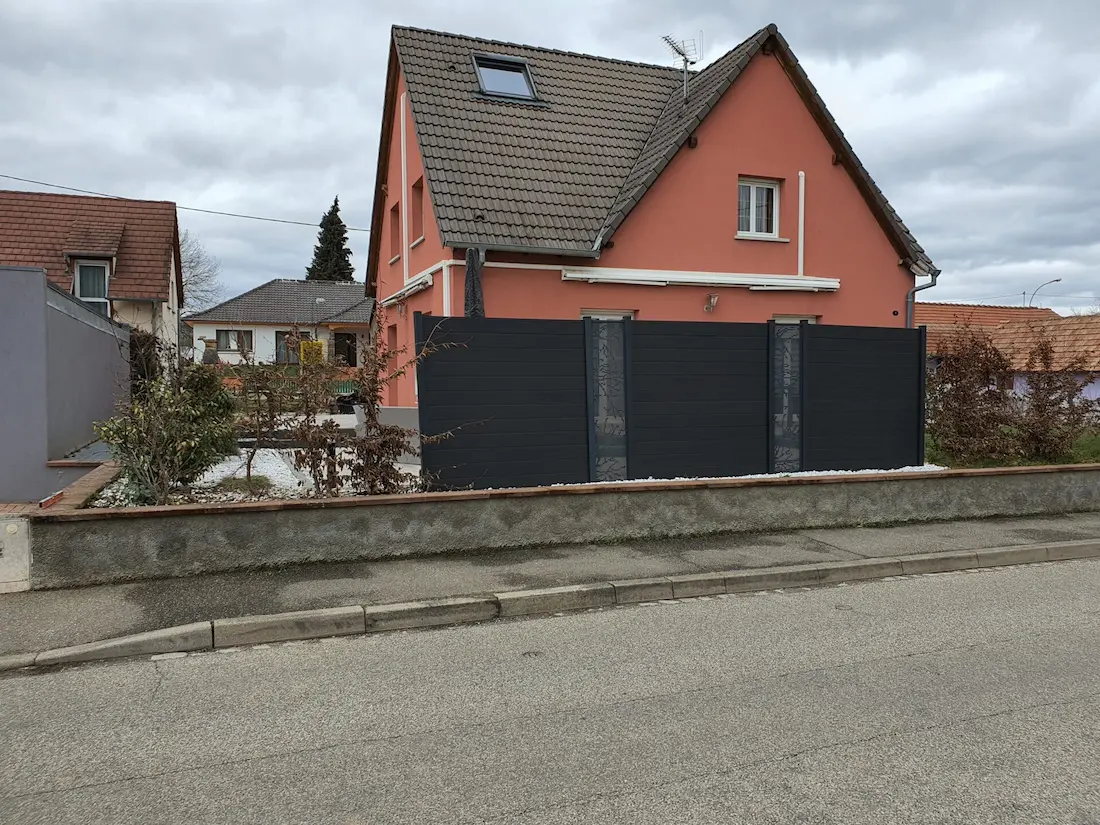 Brise-vue alu design avec panneaux et inserts en verre pour une habitation à Hilsenheim