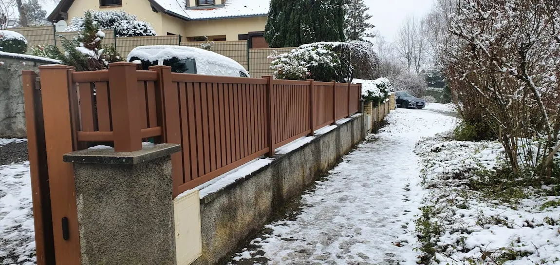 Clôture aluminium imitation bois chêne lames semi-ajourees à Bolsenheim