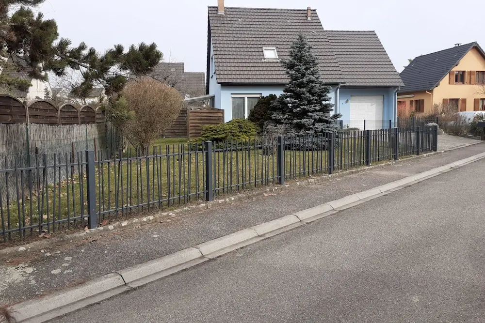 Clôture design aluminium gris anthracite barreaudage aléatoire style bambou Fegersheim