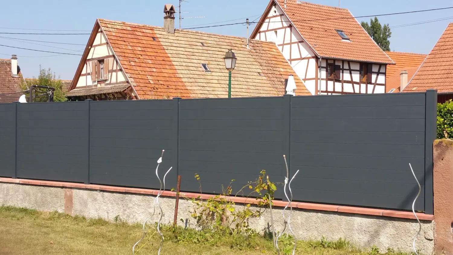 Clôture alu gris anthracite installée en brise-vue pour une maison individuelle à Schaeffersheim