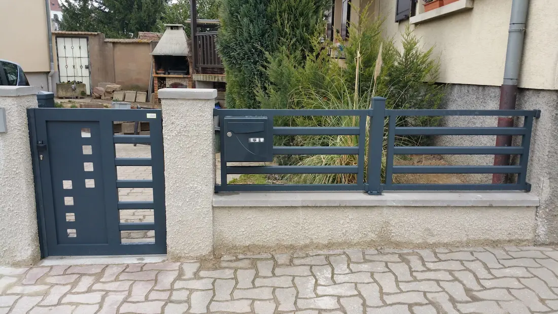 Clôture moderne aluminium gris clair panneaux décoratifs laser Benfeld