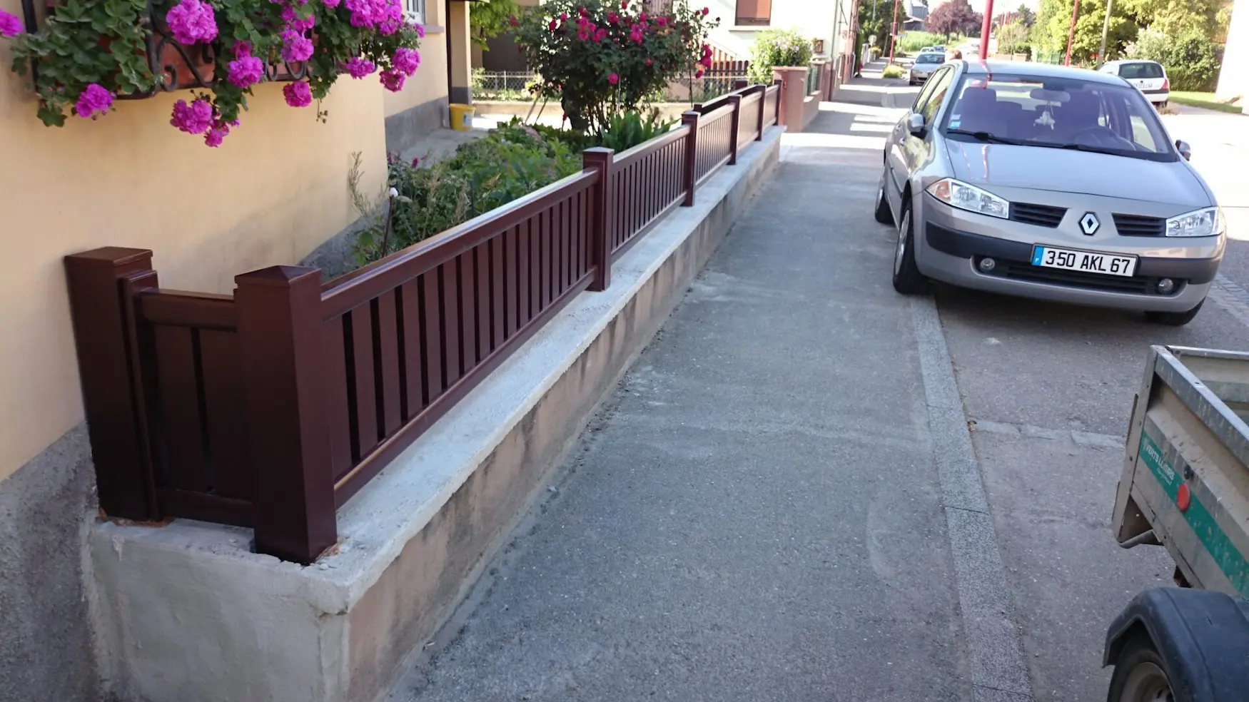 Clôture aluminium lames verticales bordeaux rouge basque Kogenheim