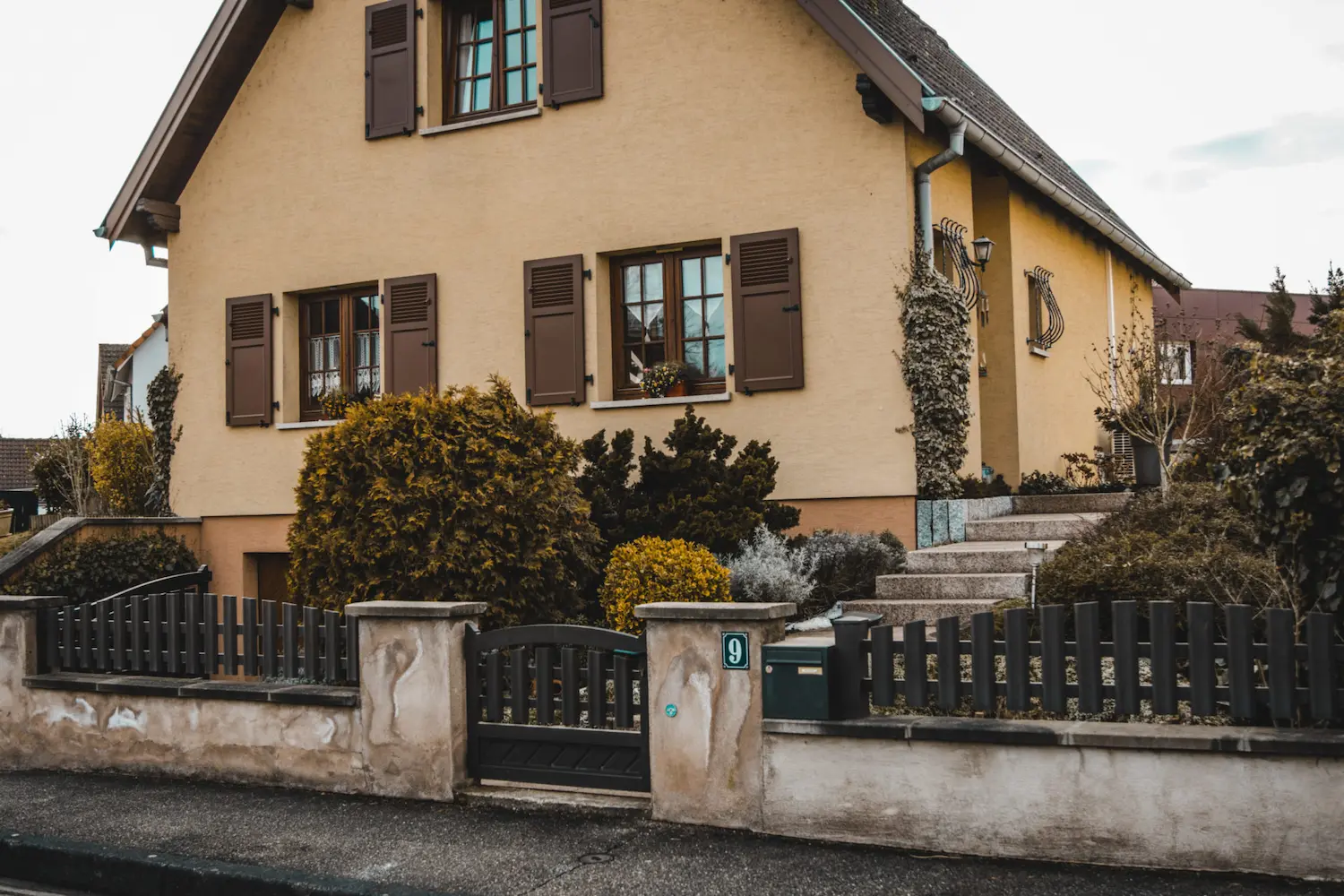 Clôture aluminium finition chapeau de gendarme lames verticales Hindisheim