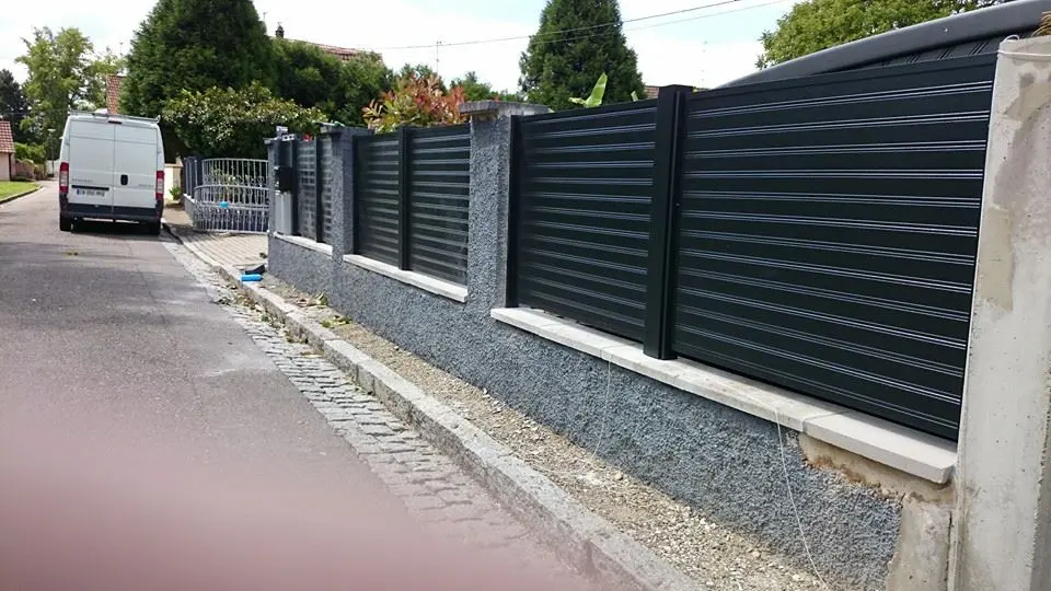 Clôture alu pleine anthracite pour façade moderne : vue depuis la rue d'une installation à Schaeffersheim.
