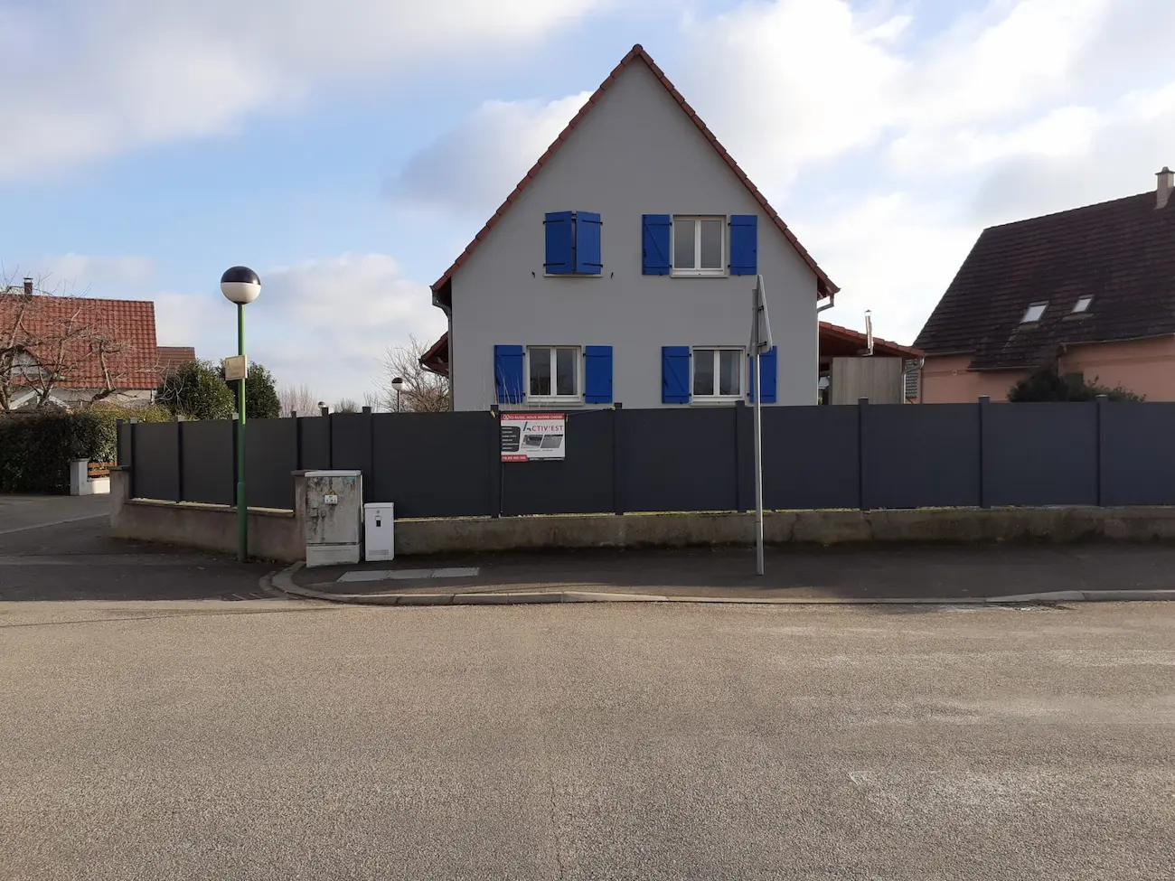 Clôture en aluminium anthracite installée sur le périmètre complet d'une maison individuelle à Erstein.
