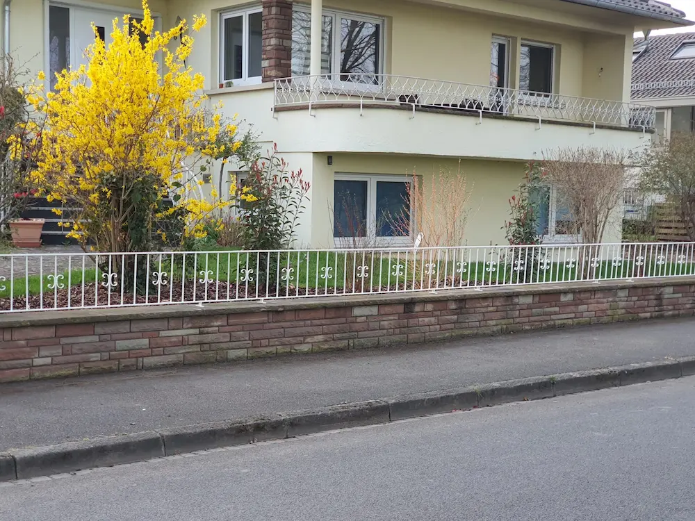 Clôture aluminium blanche barreaux verticaux tradition Erstein