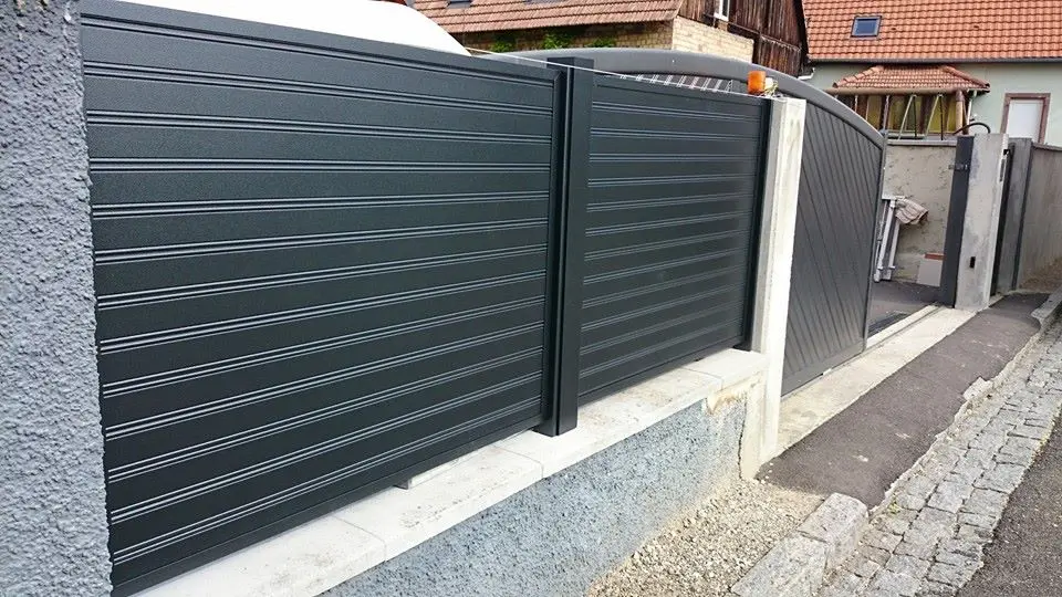 Clôture aluminium pleine anthracite assurant sécurité et vie privée, pose réalisée à Schaeffersheim