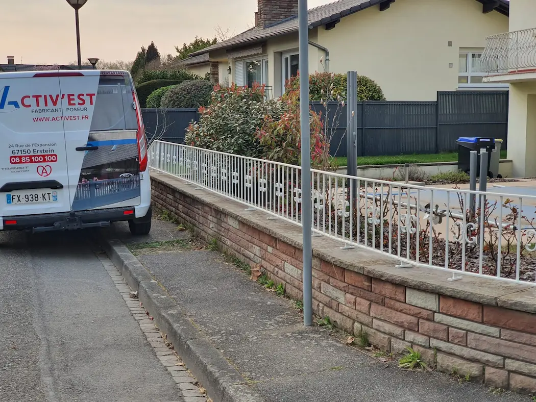 Clôture moderne aluminium barreaudage vertical design sur muret Alsace