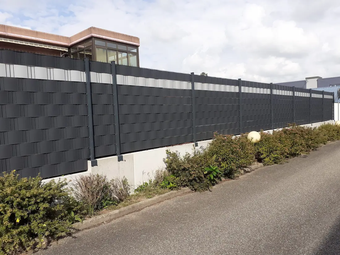 Clôture en grillage rigide avec occultant PVC installée sur une grande longueur en pente à Herbsheim