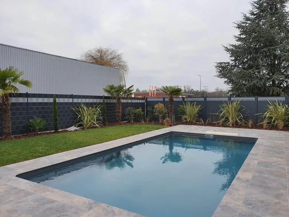 Clôture en grillage rigide avec occultation PVC bicolore pour une habitation moderne