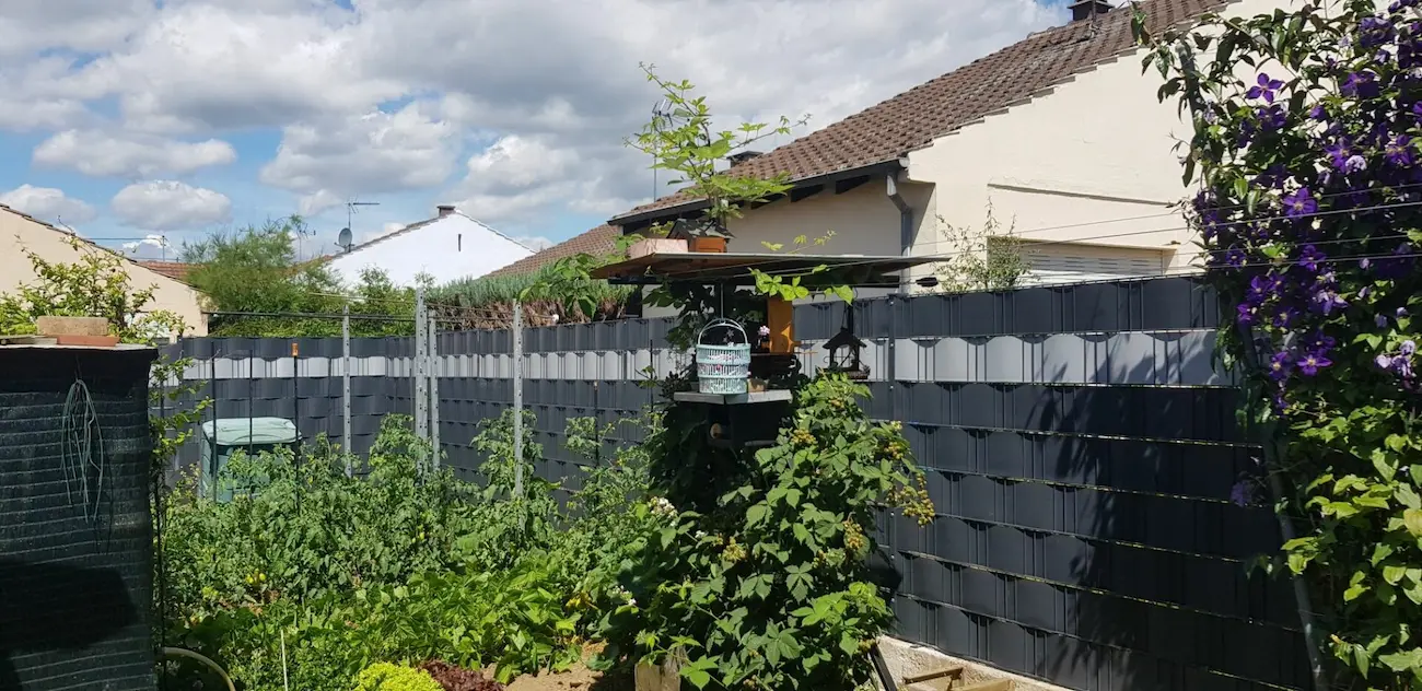 Clôture en grillage rigide avec occultation PVC bicolore pour jardin, installation personnalisée à Limersheim.