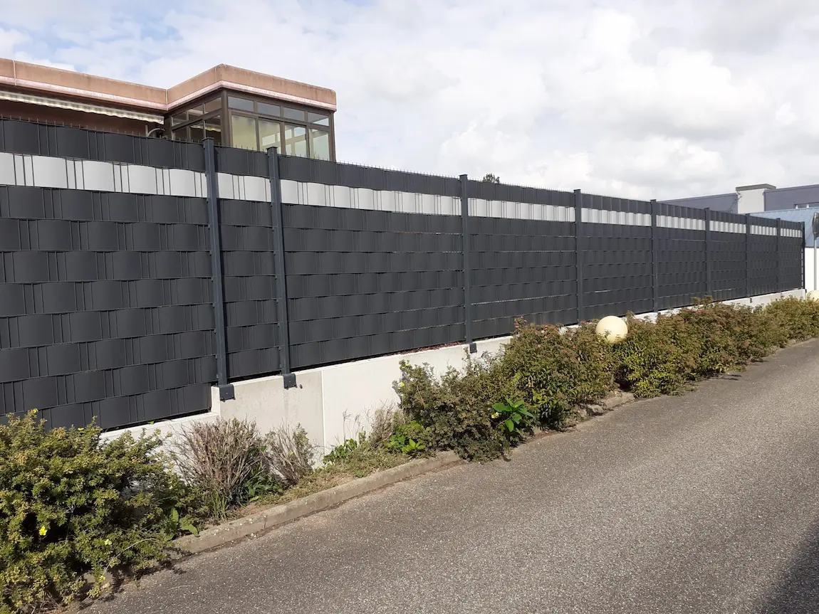 Clôture grillage rigide avec occultation PVC bicolore : pose en redans adaptée à la pente du terrain à Matzenheim