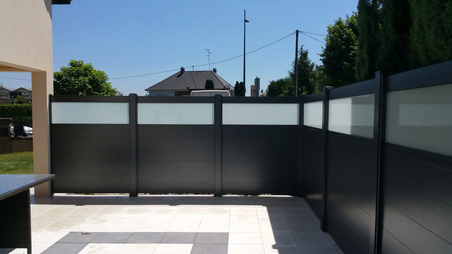 Clôture de terrasse en alu et verre fumé blanc : vue intérieure montrant l'intimité préservée à Uttenheim.