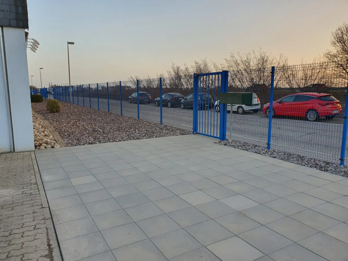 Installation clôture treillis rigide industriel sécurité site professionnel Benfeld